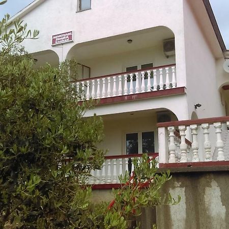 Guesthouse Bili Karlobag Exterior photo